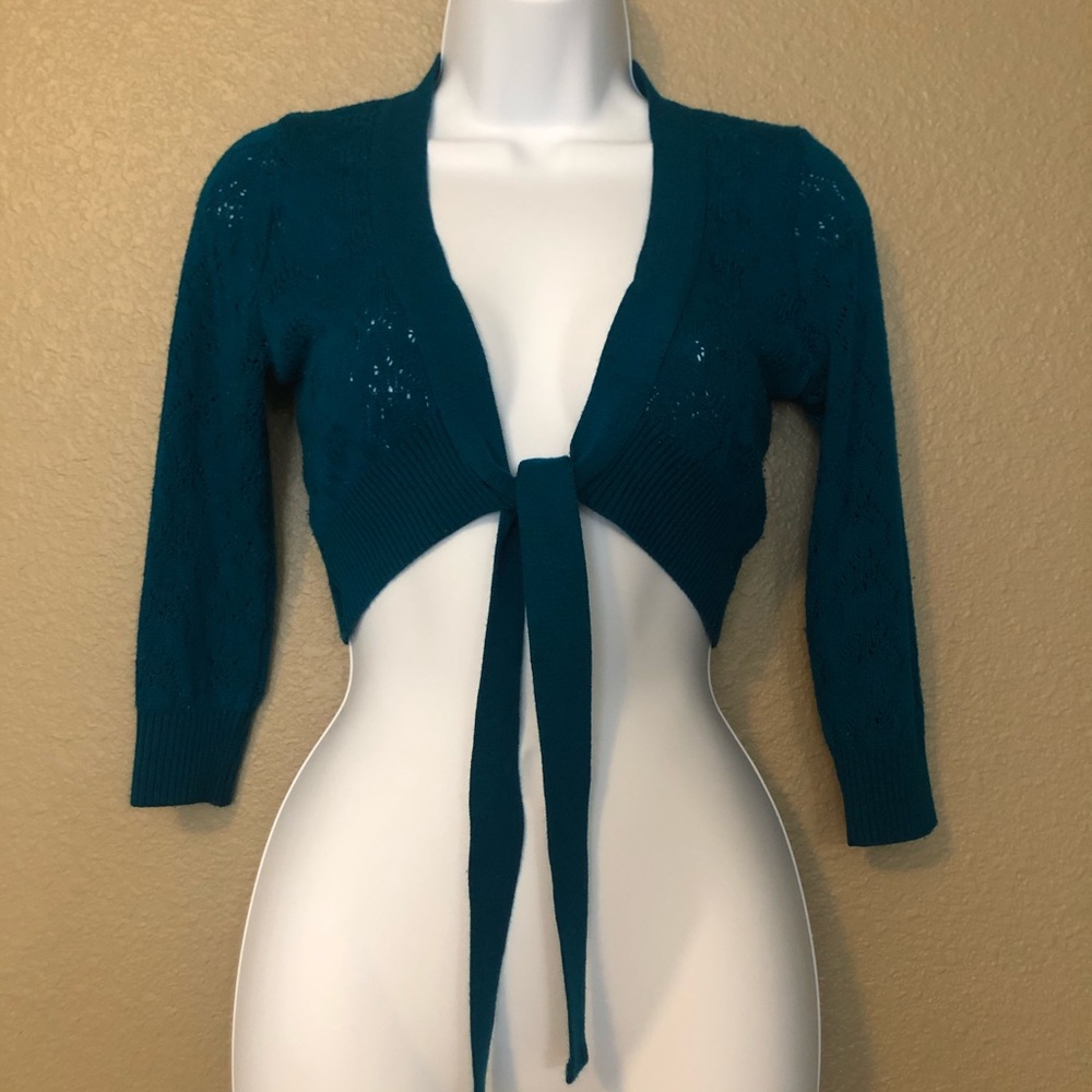 Cropped knitted shawl